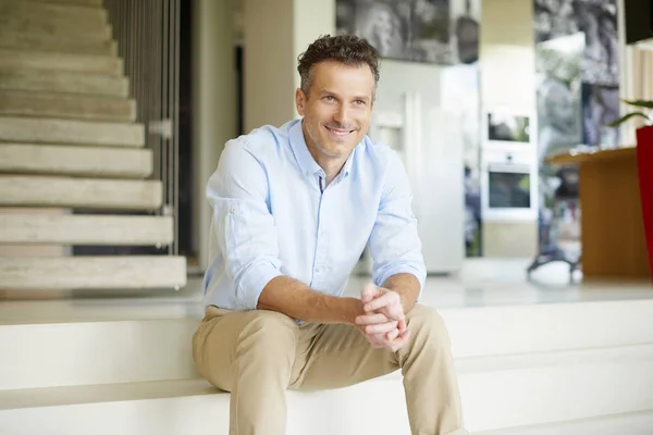 Homem relaxando sua casa moderna . — Fotografia de Stock