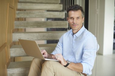 kendi dizüstü kullanan adam 