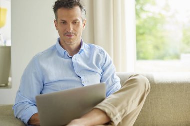 kendi dizüstü kullanan adam 