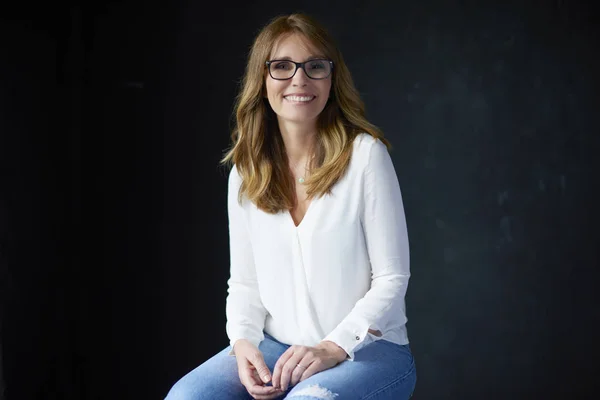 Frau mittleren Alters sitzt — Stockfoto