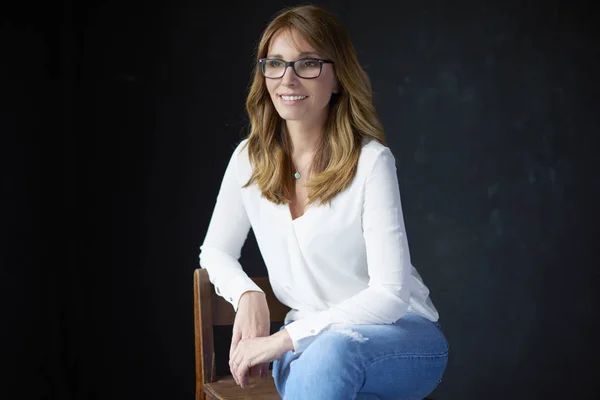 Middle aged woman sitting — Stock Photo, Image