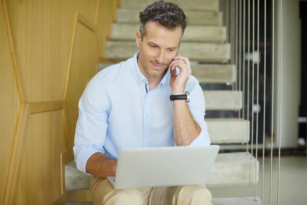 Man werkt op laptop — Stockfoto