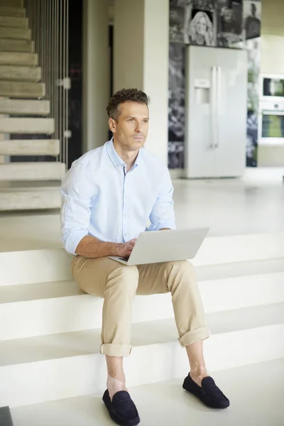 Mann benutzt Laptop. — Stockfoto