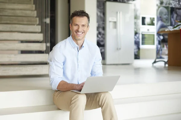 Hombre usando su portátil — Foto de Stock