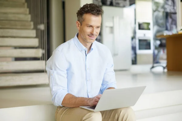 Man met zijn laptop — Stockfoto