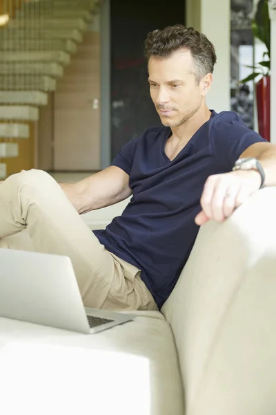 Homem usando seu laptop — Fotografia de Stock