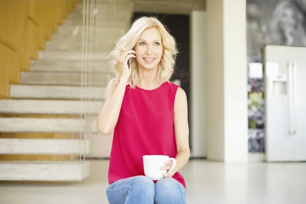 Woman making call — Stock Photo, Image