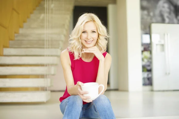 Donna con in mano una tazza di caffè — Foto Stock