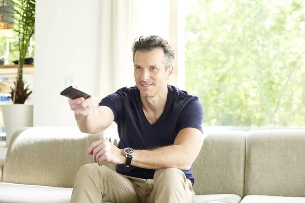 Hombre usando mando a distancia — Foto de Stock