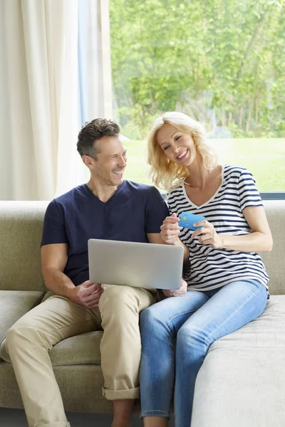 Par med laptop och kreditkort — Stockfoto