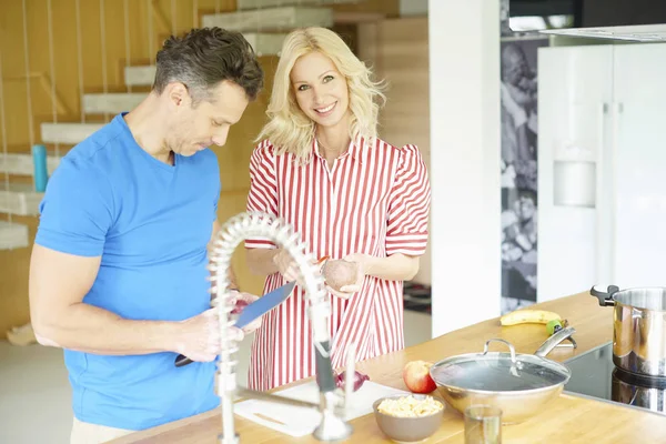 Paar kocht gemeinsam — Stockfoto