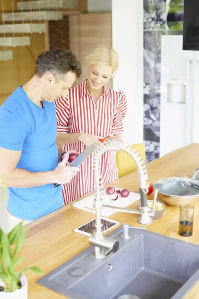 Couple cuisiner ensemble — Photo