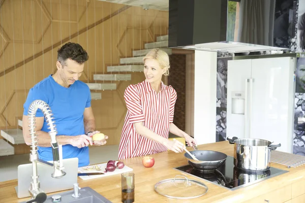 Coppia matura cucina in cucina — Foto Stock