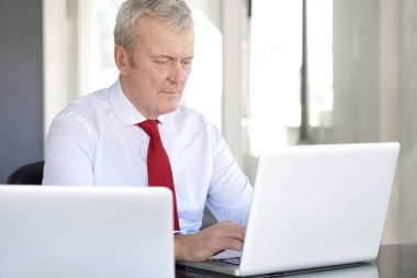  dizüstü bilgisayarlar kullanarak Yöneticisi 