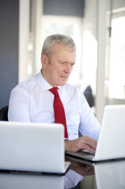  dizüstü bilgisayarlar kullanarak Yöneticisi 