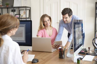  Yardımcısı ve çalışma arkadaşları