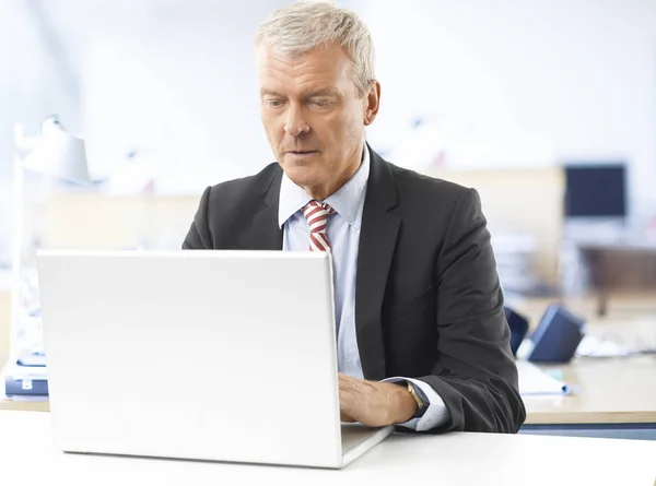 Affärsman med sin laptop — Stockfoto