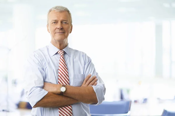 Geschäftsmann mit verschränkten Armen. — Stockfoto