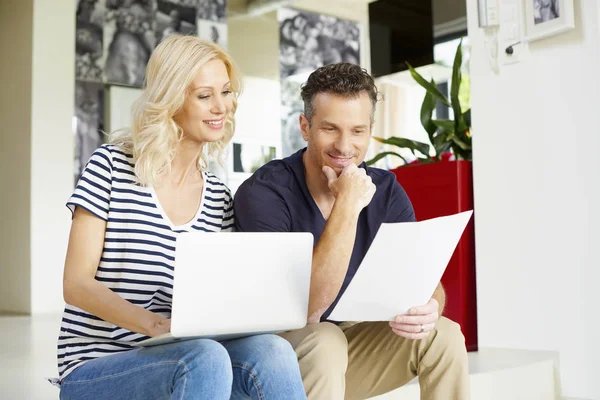 Casal usando laptop — Fotografia de Stock