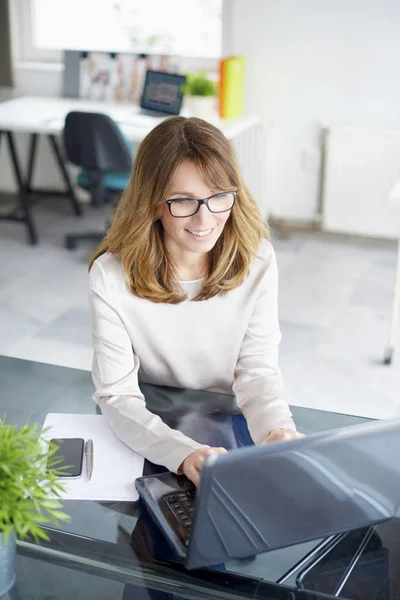 Geschäftsfrau arbeitet am Laptop — Stockfoto