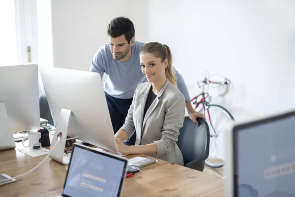 Businesswoman and colleague working — Stock Photo, Image