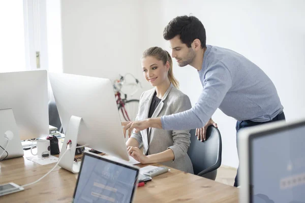 Femme d'affaires et collègue de travail — Photo