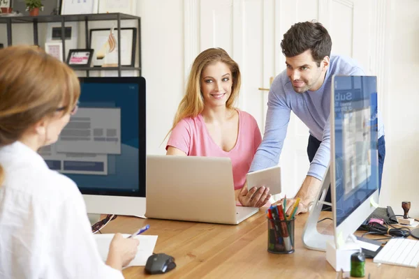 Geschäftsleute arbeiten am Laptop — Stockfoto