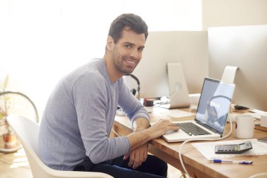 dizüstü bilgisayar kullanan adam 