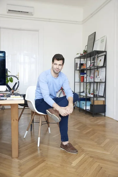 Imprenditore seduto alla sua postazione di lavoro — Foto Stock