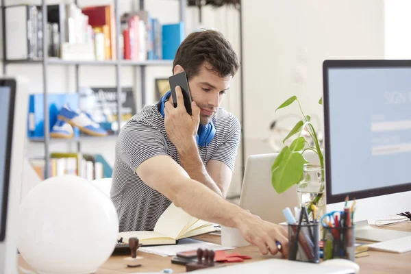 Empresario sentado en el escritorio — Foto de Stock