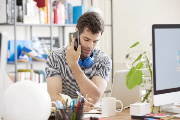 Businessman sitting at desk — Stock Photo, Image