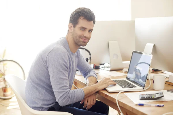 Mann benutzt Laptop — Stockfoto