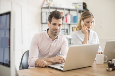 Masa başında oturan arkadaşları