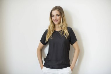 Kameraya bakarak genç bayan