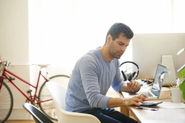  hesap makinesini kullanarak iş adamı