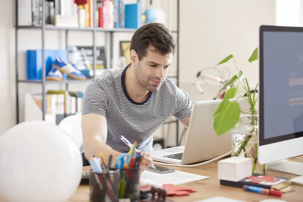 Man sitting at desk and working — Stock Photo, Image