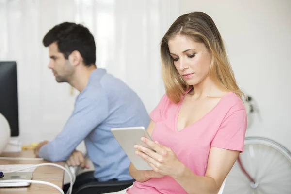 Mulher de negócios usando tablet digital — Fotografia de Stock