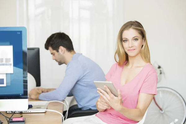 Mujer usando tableta digital — Foto de Stock