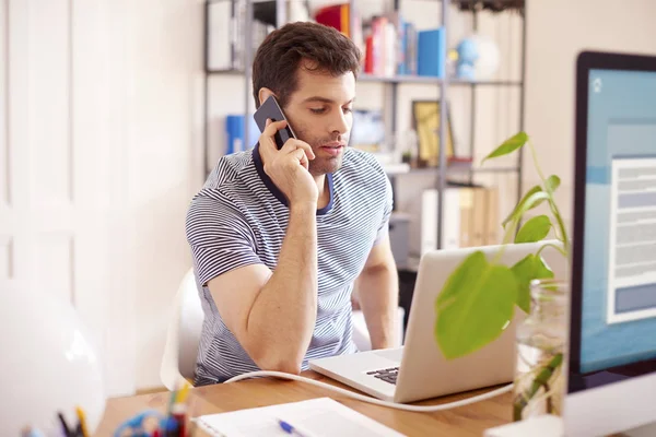 E man pratar i telefon — Stockfoto