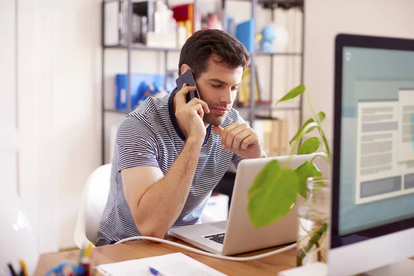 E man pratar i telefon — Stockfoto