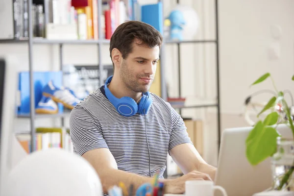 Businessman working on laptop — Stock Photo, Image