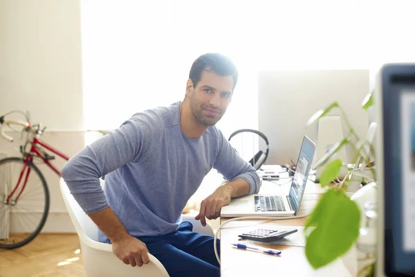 Uomo d'affari utilizzando il suo computer portatile — Foto Stock