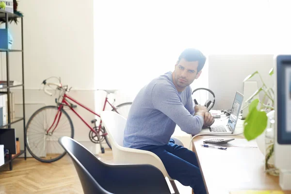 Empresario usando su portátil — Foto de Stock