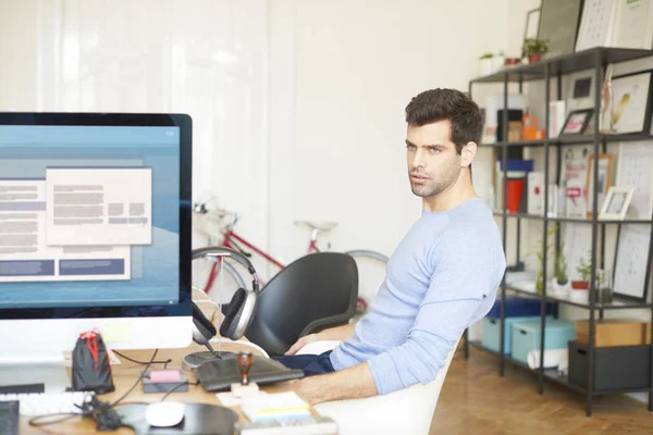 Director creativo sentado en el escritorio — Foto de Stock