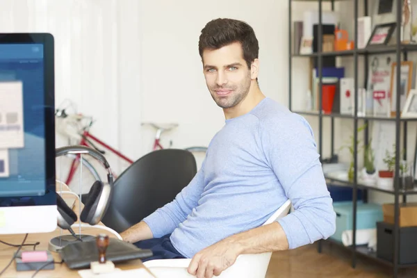 Empresario sentado en el escritorio — Foto de Stock