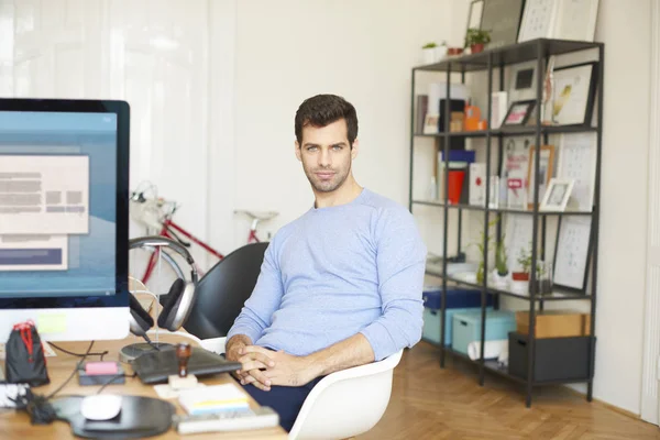 Empresario sentado en el escritorio — Foto de Stock