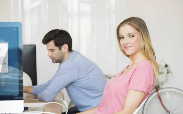 Female assistant sitting at desk — Stock Photo, Image