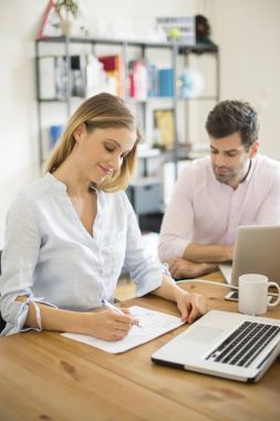 çalışan yaratıcı kadın 