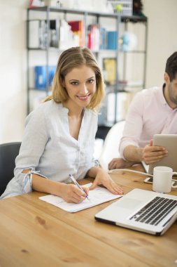 çalışan genç yaratıcı kadın