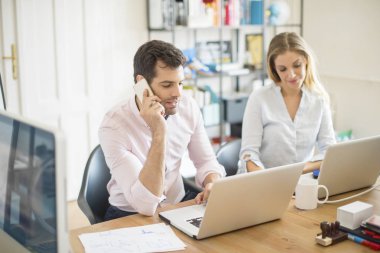 yaratıcı ekibi ofiste beyin fırtınası